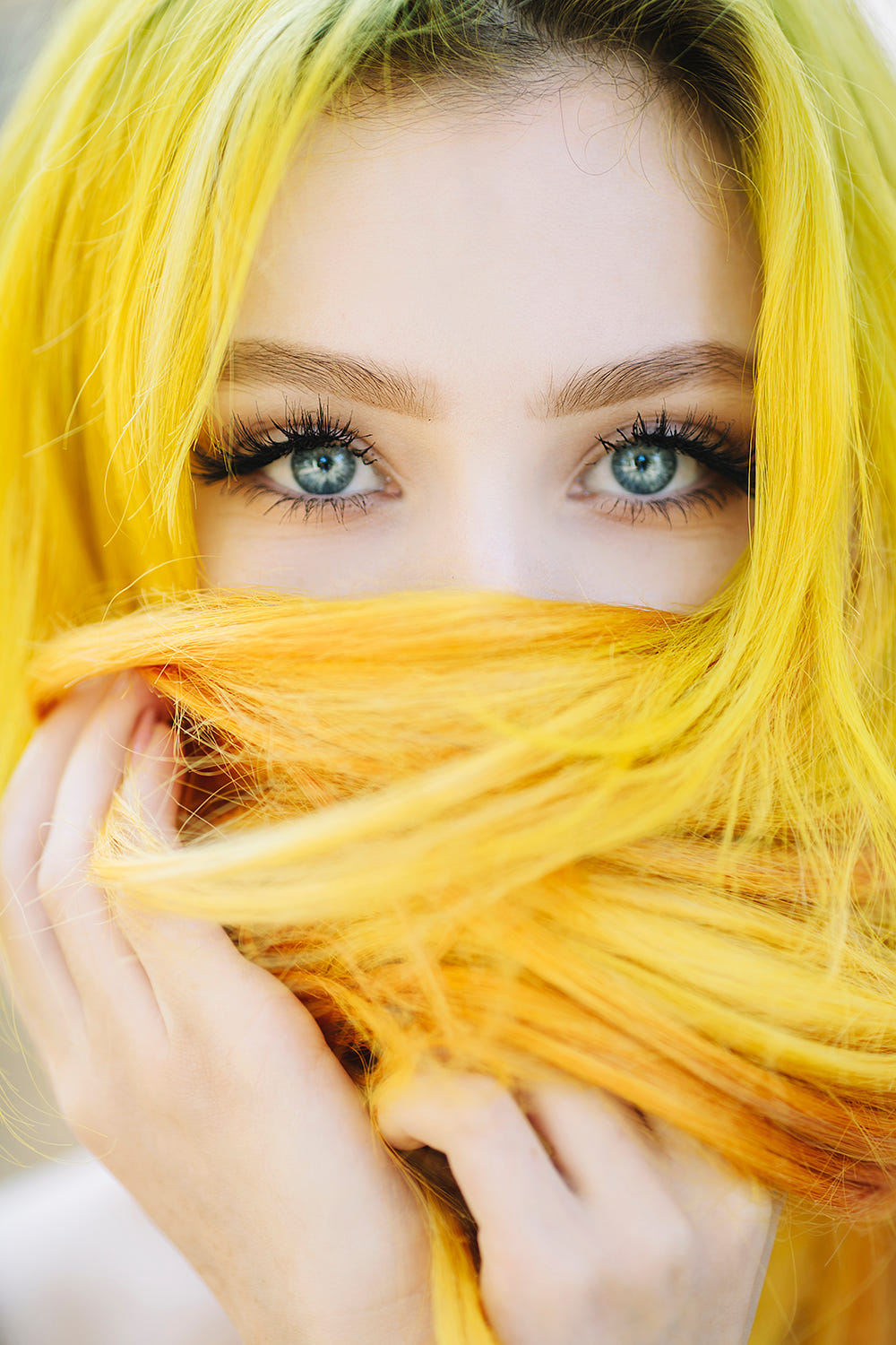 Желто русые волосы. Девушка с желтыми волосами. Красивые желтые волосы. Девушка в желтом. Желтый цвет волос.