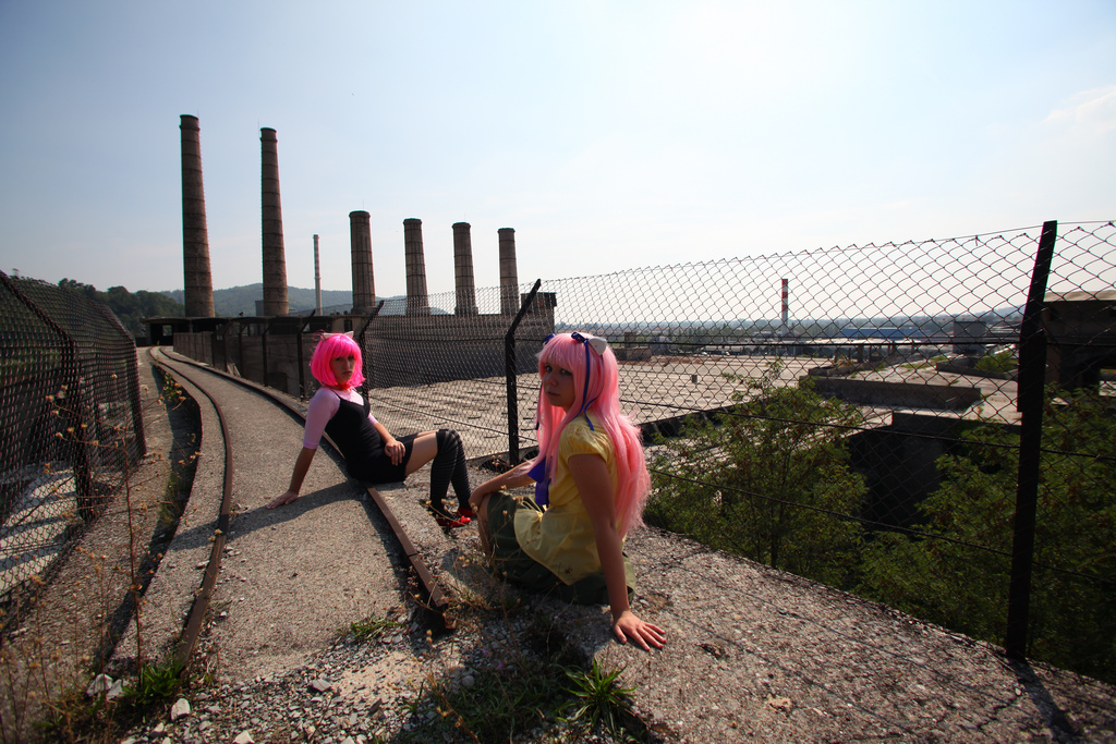 Фото Косплей Марико Курама / Mariko Kurama и Люси / Lucy из аниме Эльфийская Песня / Elfen Lied сидят на каменной дороге с изгородью возле заброшенных металлических рельс