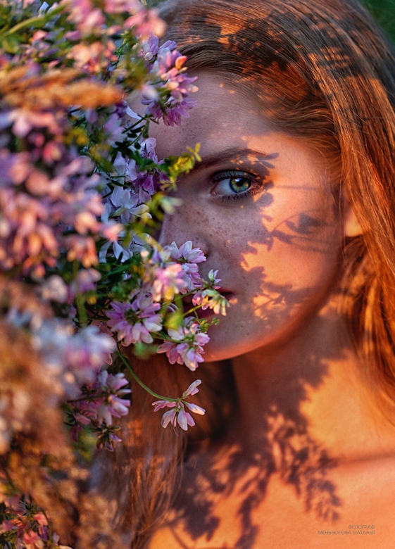  Девушка стоит у цветов. Фотограф Меньтюгова Наталья