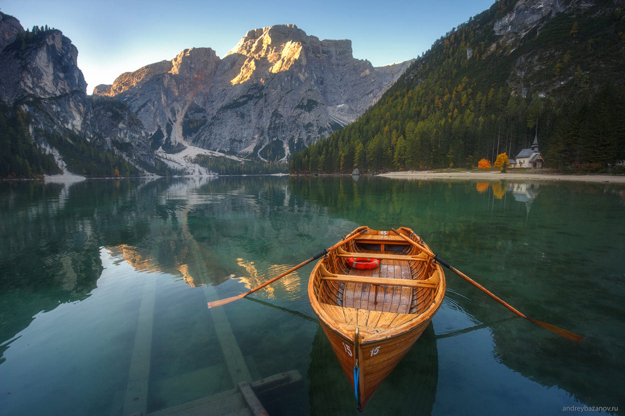 Фото Лодка с веслами на воде, фотограф Andrew Bazanov