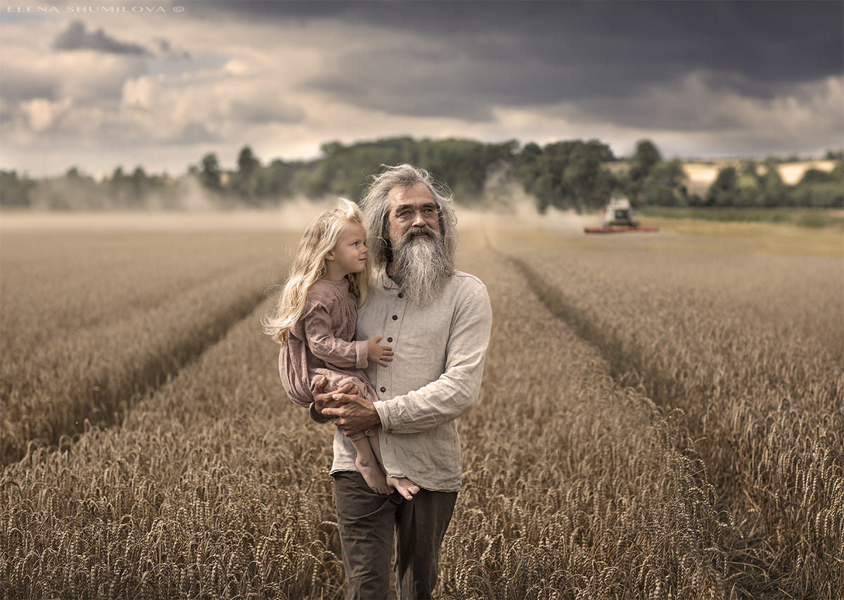 Фото Дедушка с внучкой на руках идет полю, фотограф Elena Shumilova