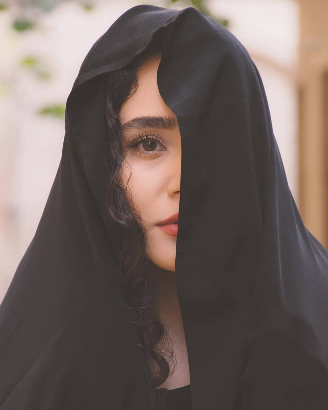 Фото Девушка с покрытой черным платком головой