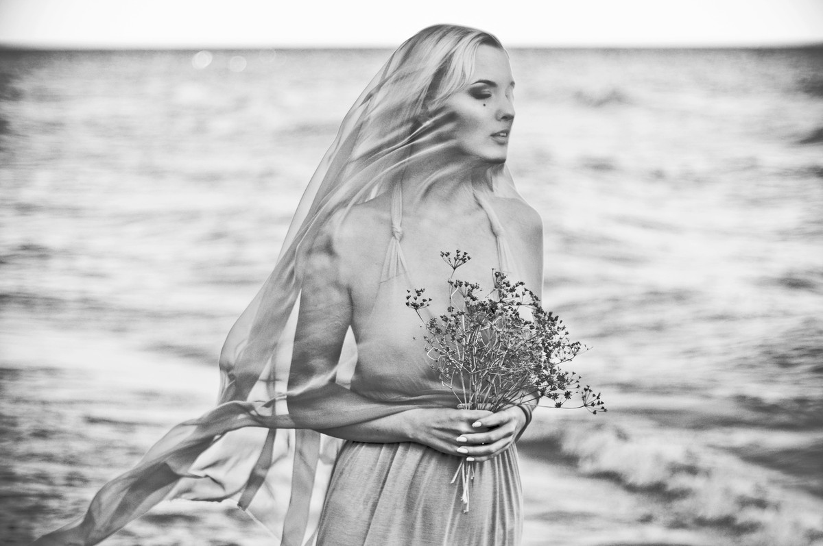 Фото Девушка с цветами в руках. Фотограф Елена Лысенко