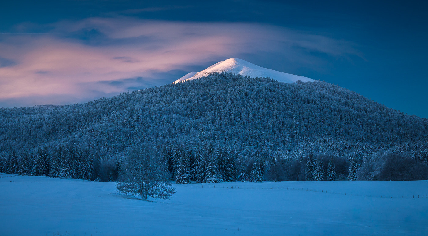 Фото Первый день зимы, гора окружена лесом, by Vincent Favre