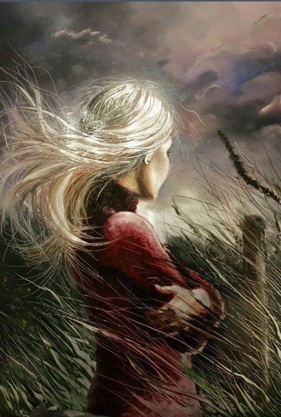 Фото Девушка с развевающимися волосами стоит на фоне природы