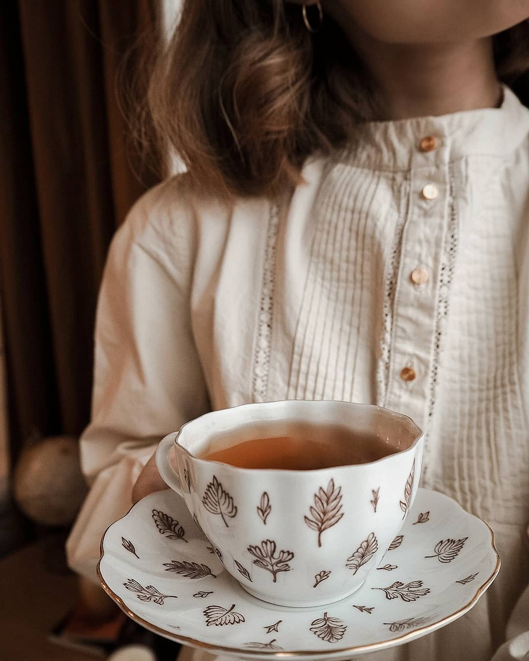 Фото В руке девушки чашка чая на блюдце, by annasofiapark