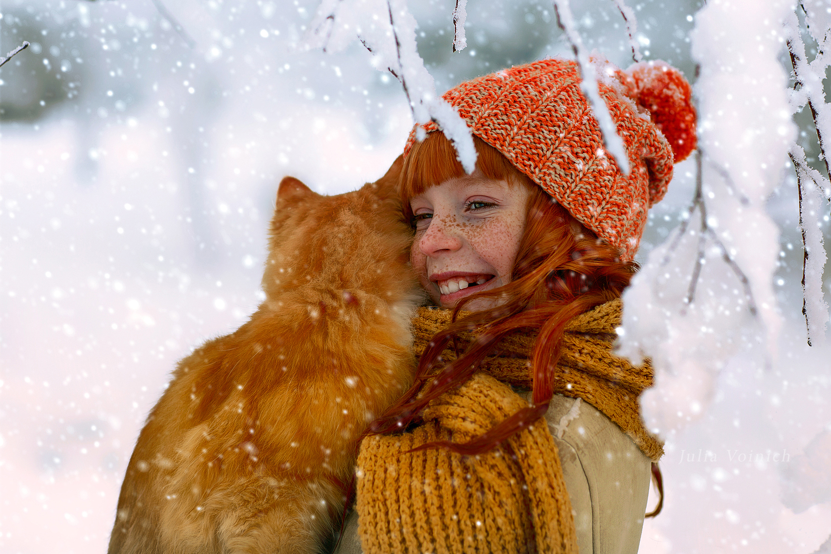 Девочка с рыжим котом