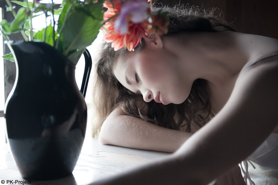  Девушка перед вазой с цветами, by Pikey Art