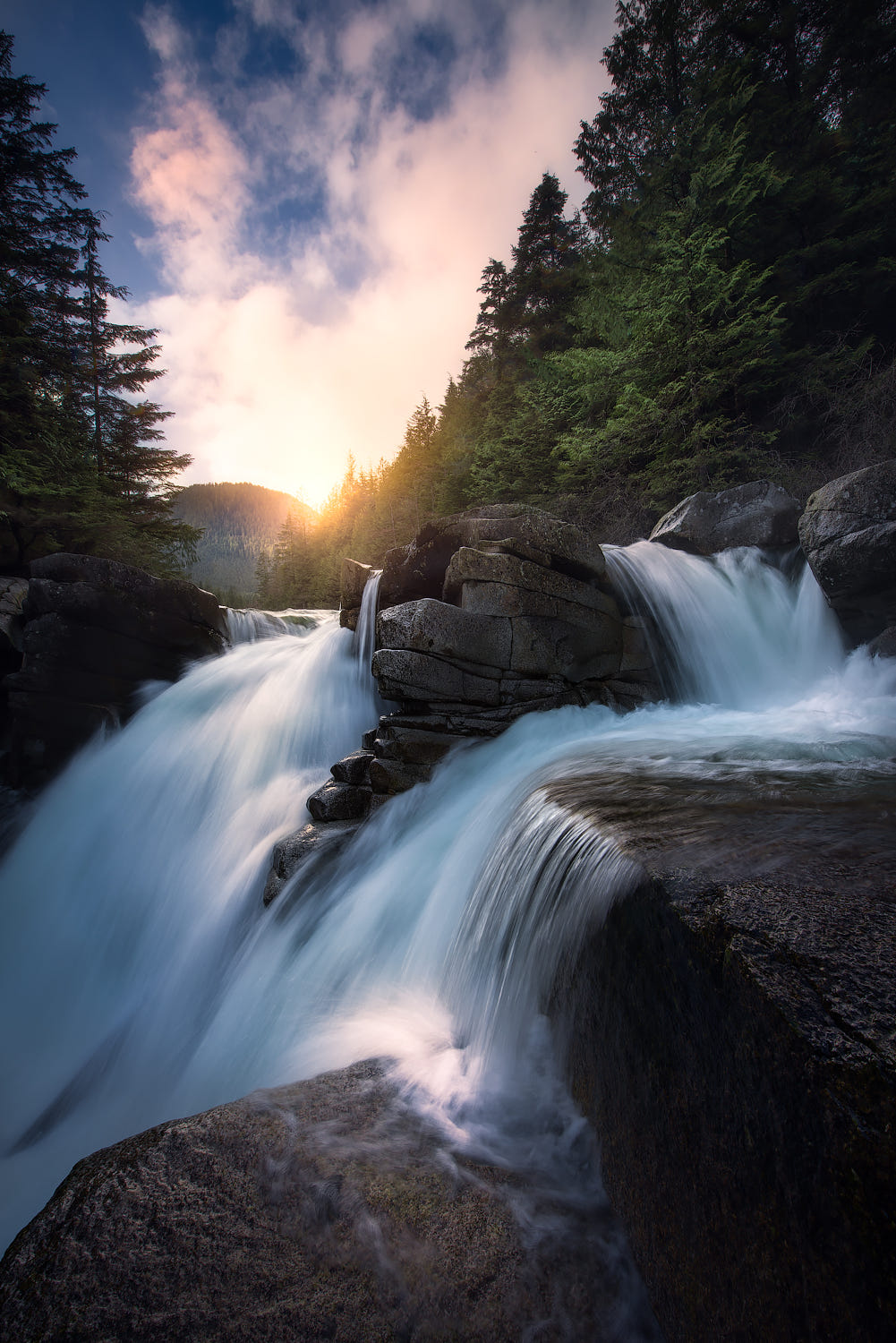 Фото Водопад в лесу, Канада. Фотограф Dan Greenwood