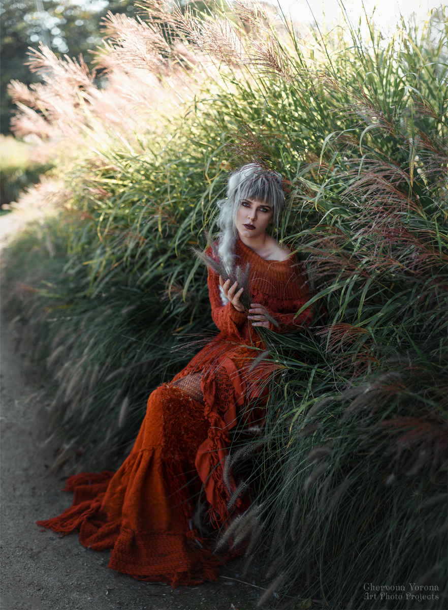 Фото Модель Хлоэ Де Витте сидит в траве. Фотограф Червона Ворона
