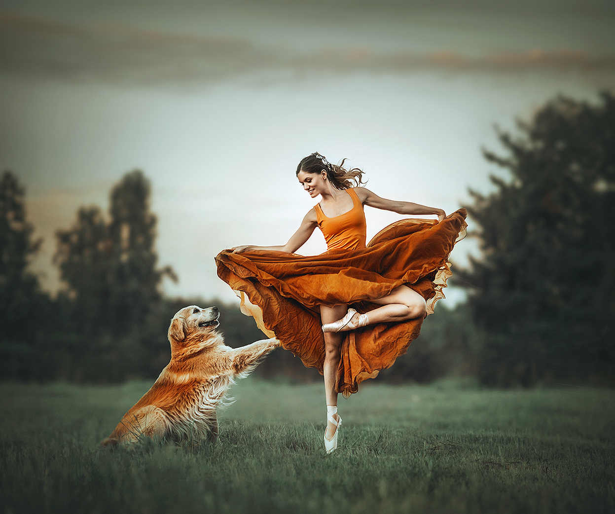 Фото Танцующая Yulia Castillo / Юлия Кастильо рядом с собакой. Фотограф Amina Donskaya