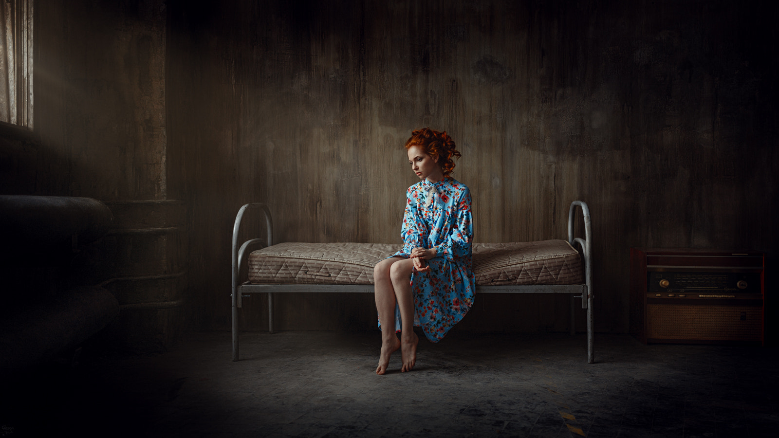 Фото Модель Настя сидит на кровати в полупустой комнате, фотограф Георгий Чернядьев