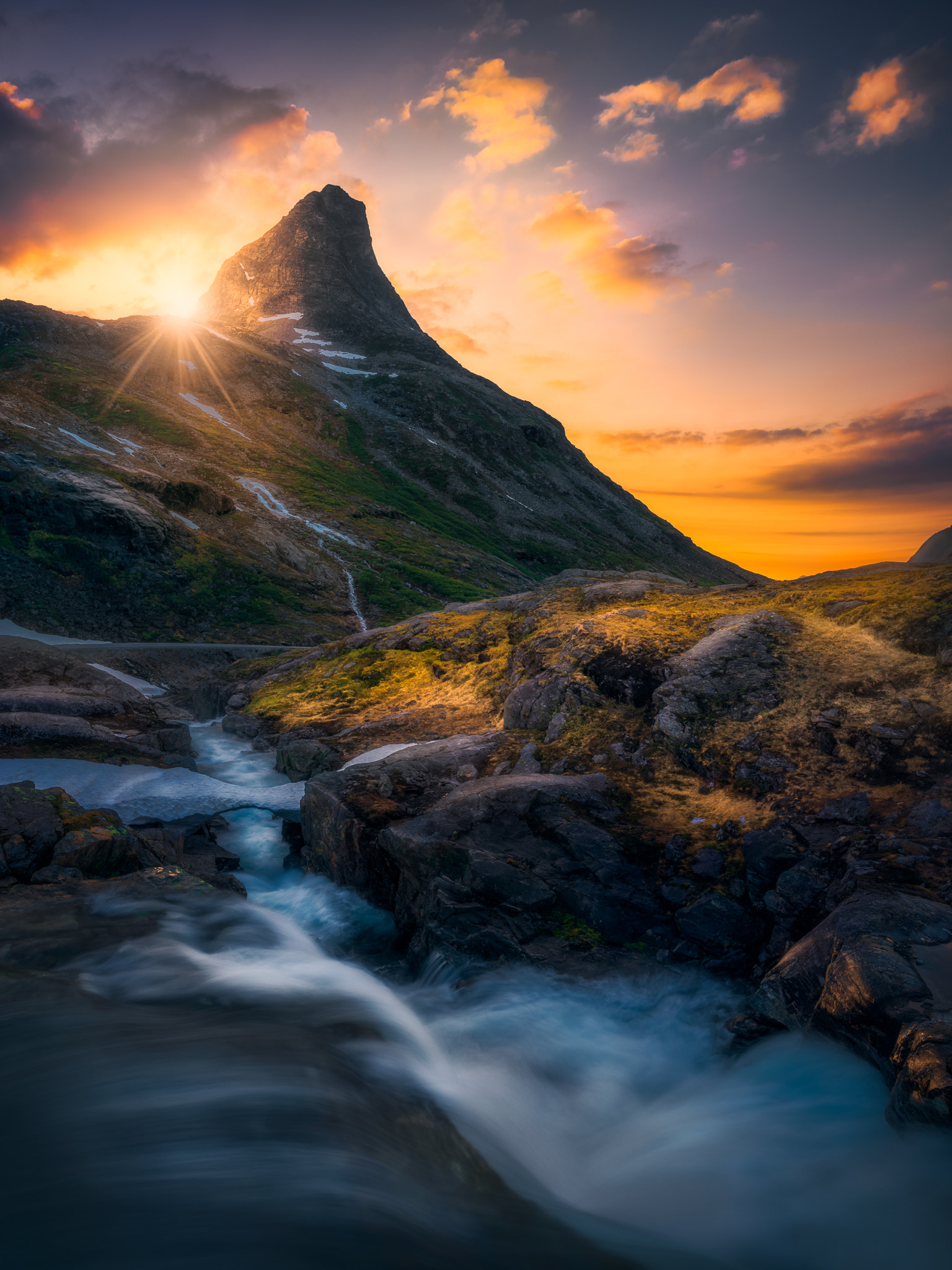 Фото Солнце садится за горы, Romsdalen, Norway / Ромсдален, Норвегия, by Ole Henrik Skjelstad