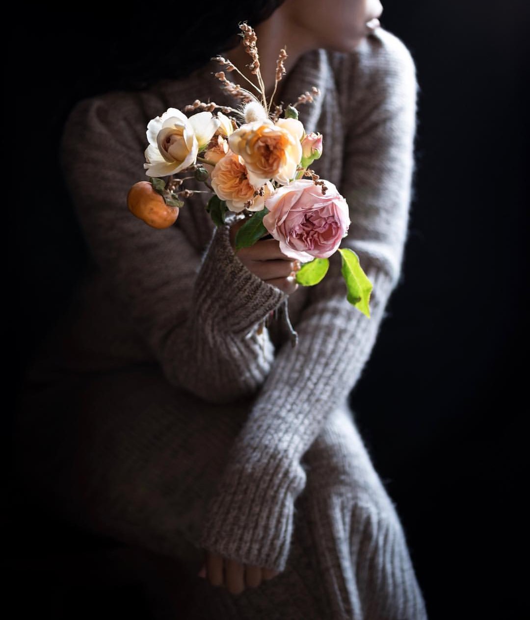 Девушка с розами в руке, by nonisadzi