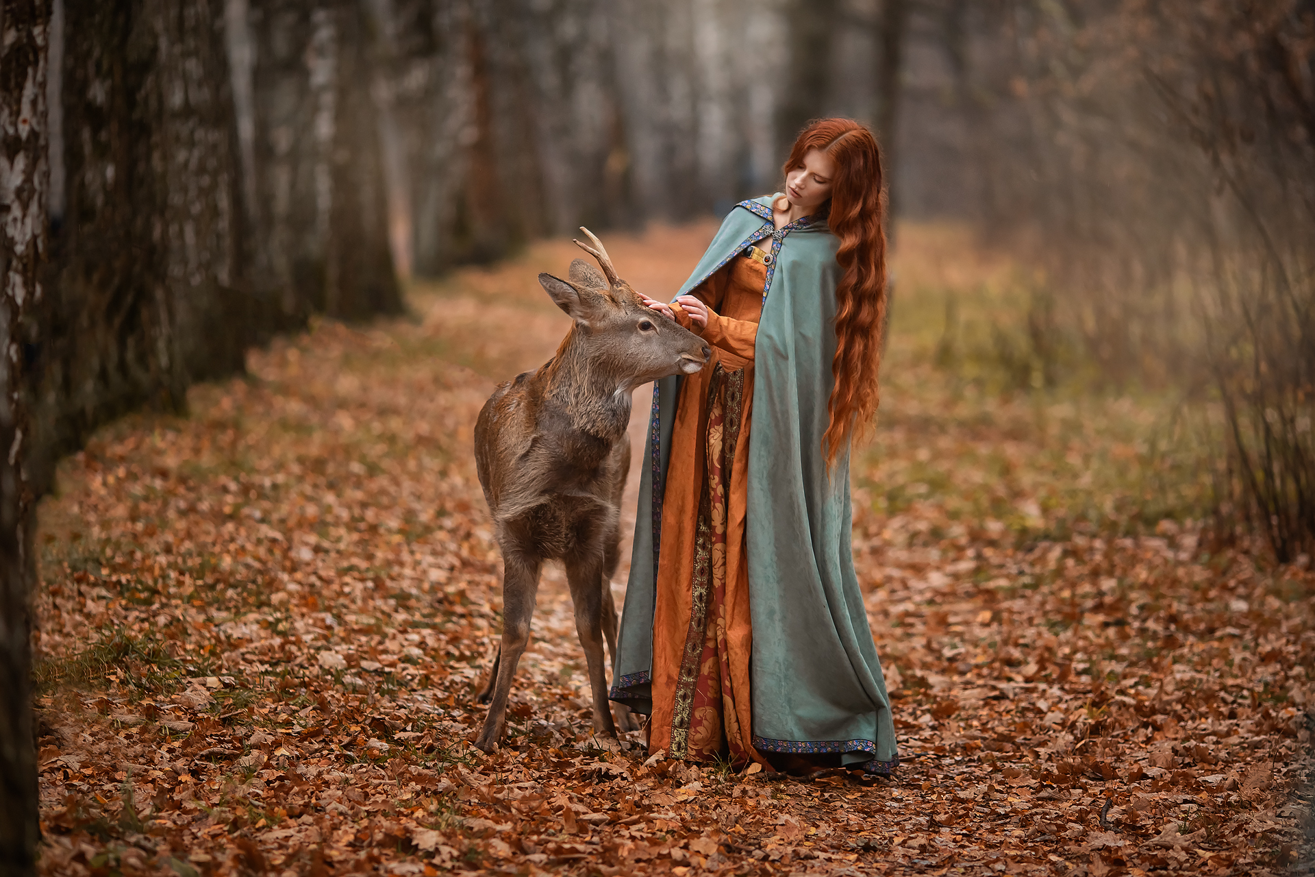 Фото Девушка с длинными волосами стоит рядом с олененком. Фотограф Бармина Анастасия