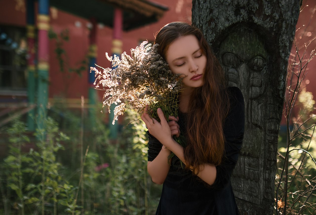 Модель Мира Лисичкина с цветами. Фотограф Олег Демьянченко