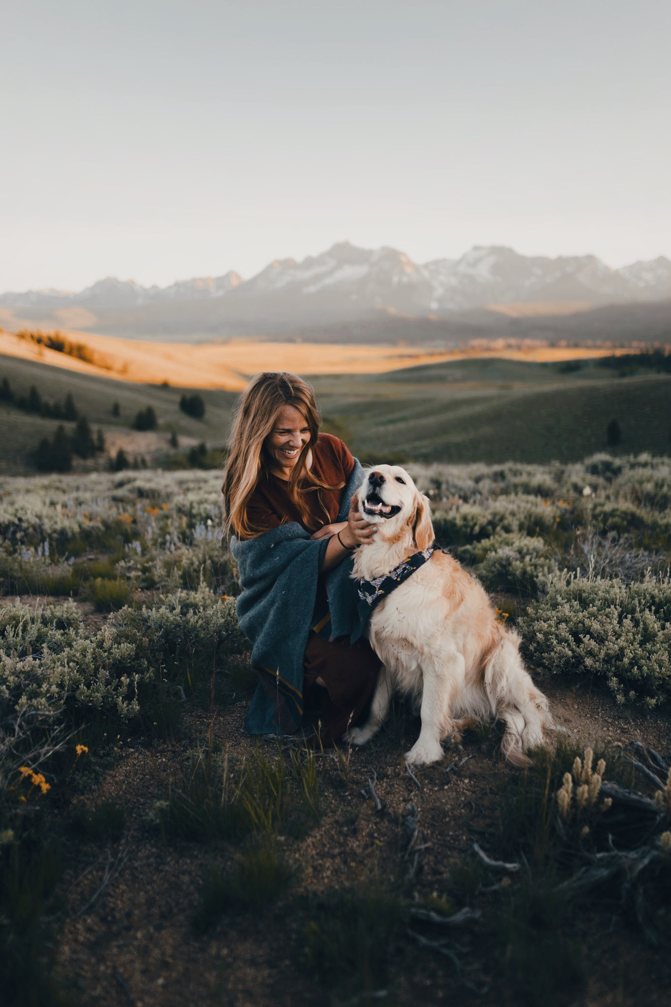 Фото Девушка со своей собакой породы золотистый ретривер на природе, by Sam Brockway