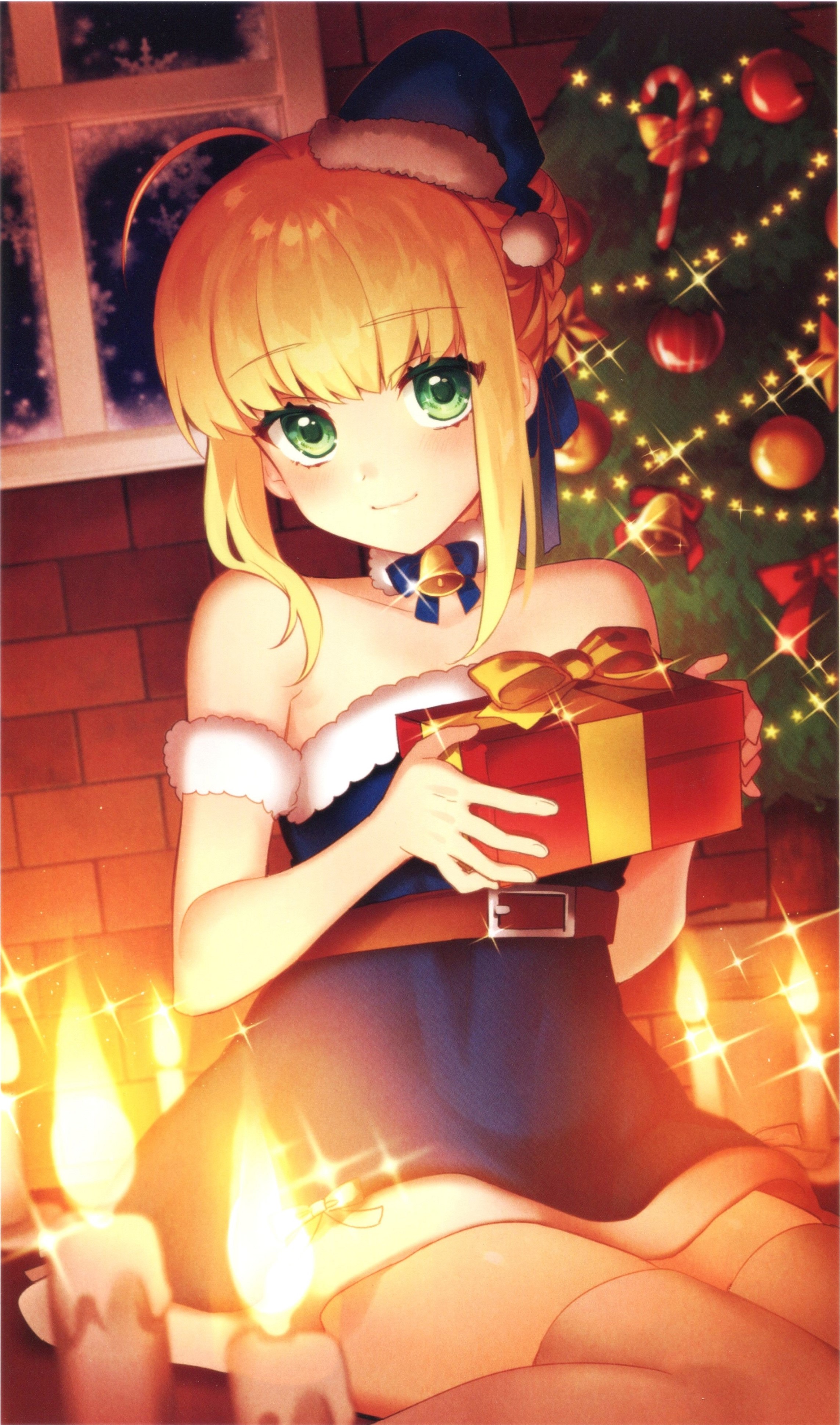 Фото Saber / Сабер с подарком сидит среди свечей возле нарядной елки из аниме Fate: stay night / Судьба: ночь прибытия