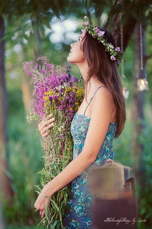 Фото Девушка в венке с букетом полевых цветов, by Loreta