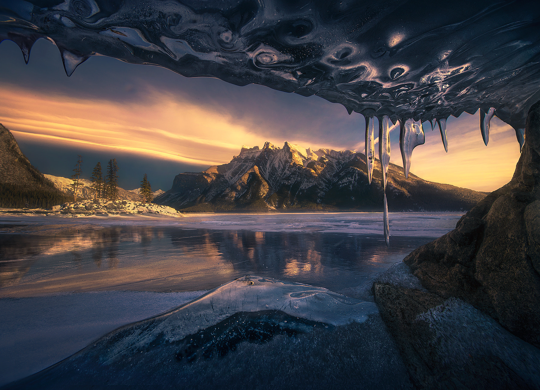 Фото Вид из пещеры, образованный зимой, когда уровень озера замерзает, падает и затем замерзает, by Marc Adamus