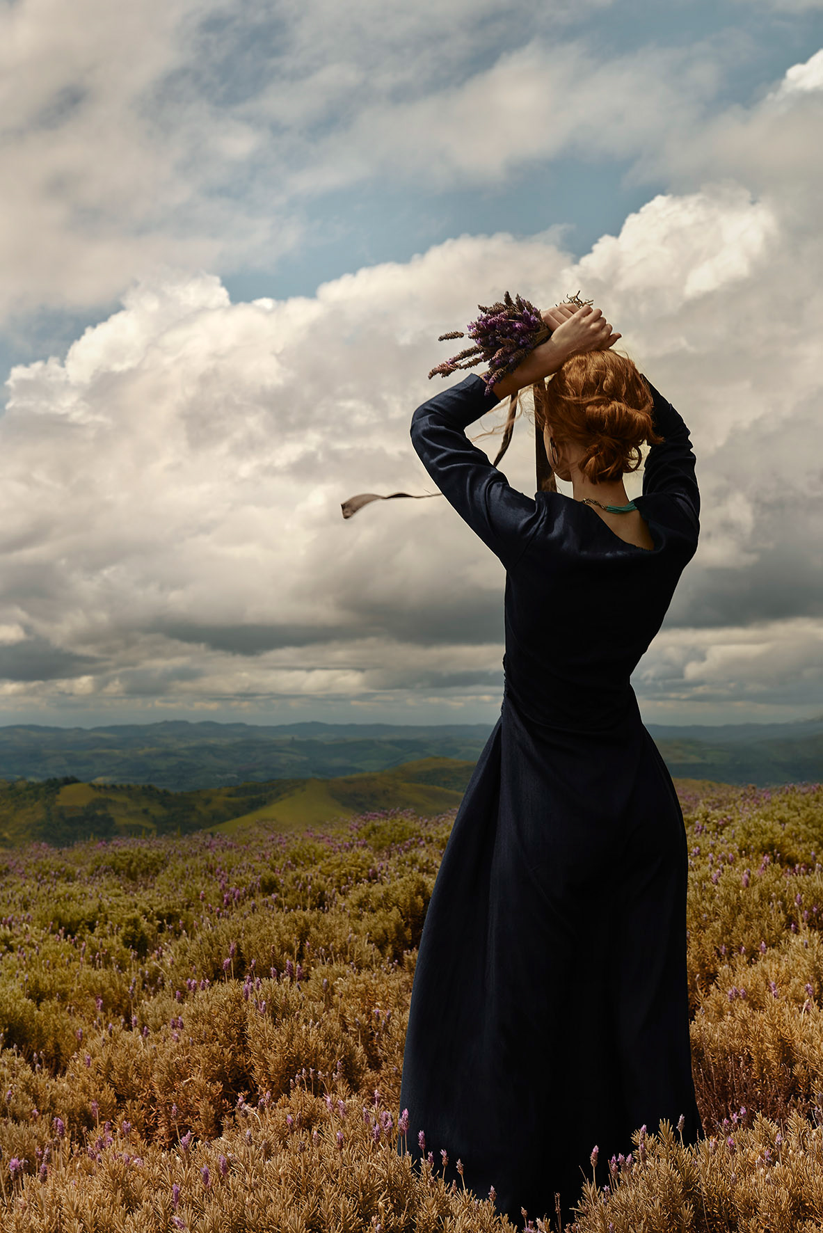 Девушка в длинном платье в поле