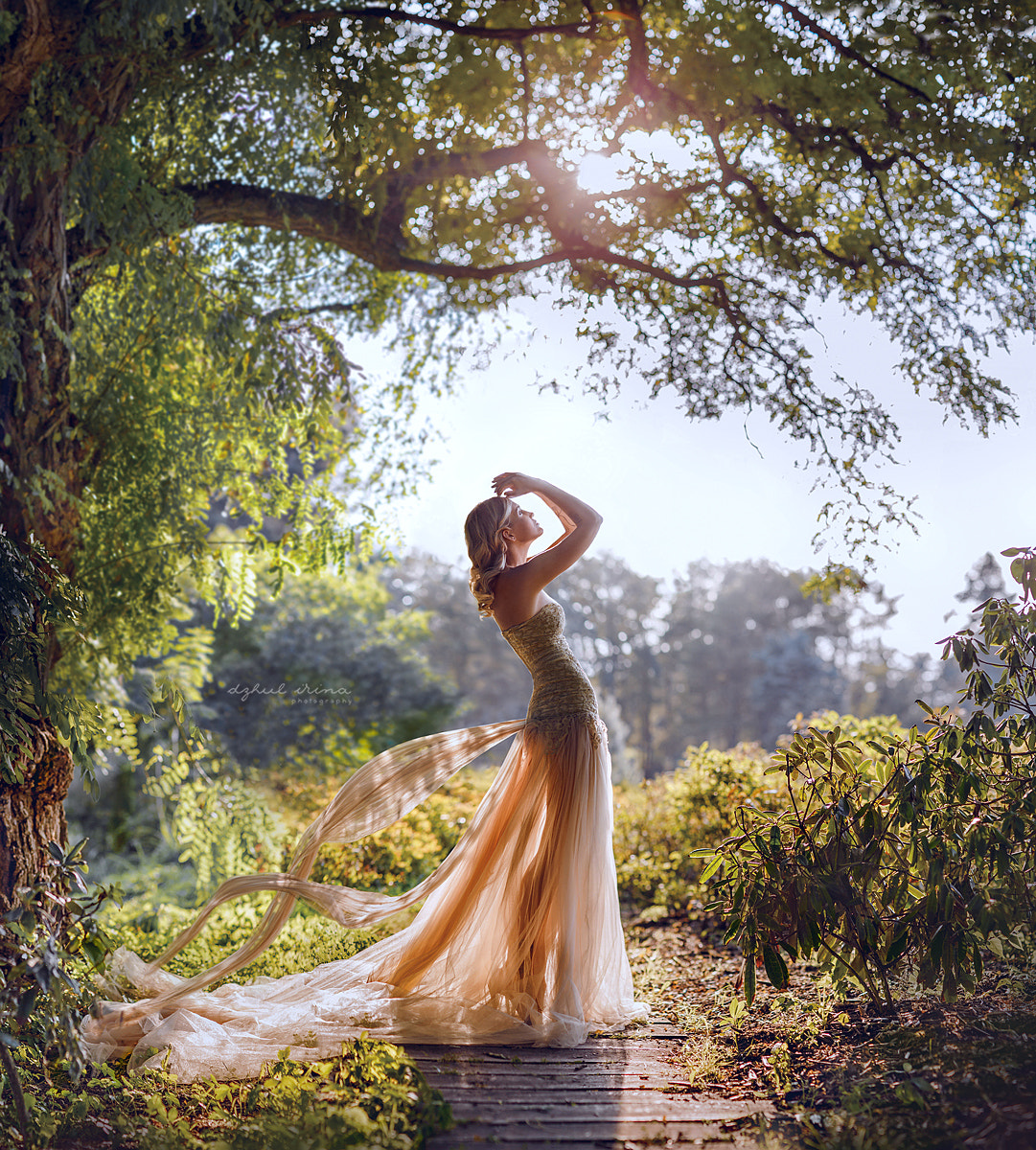 Голая жена в прозрачном платье на природе