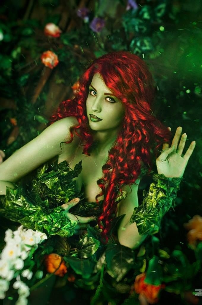 Фото Девушка Валентина с малиновыми волосами и с зеленой кожей в одежде из листьев плюща, by Vavalika