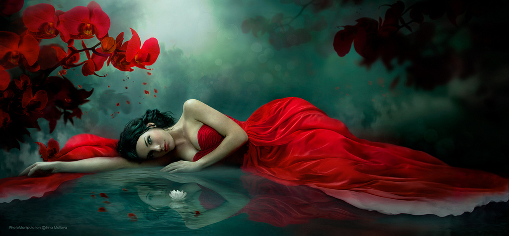 Фото Девушка в красном платье лежит на воде, by Irina Mollova