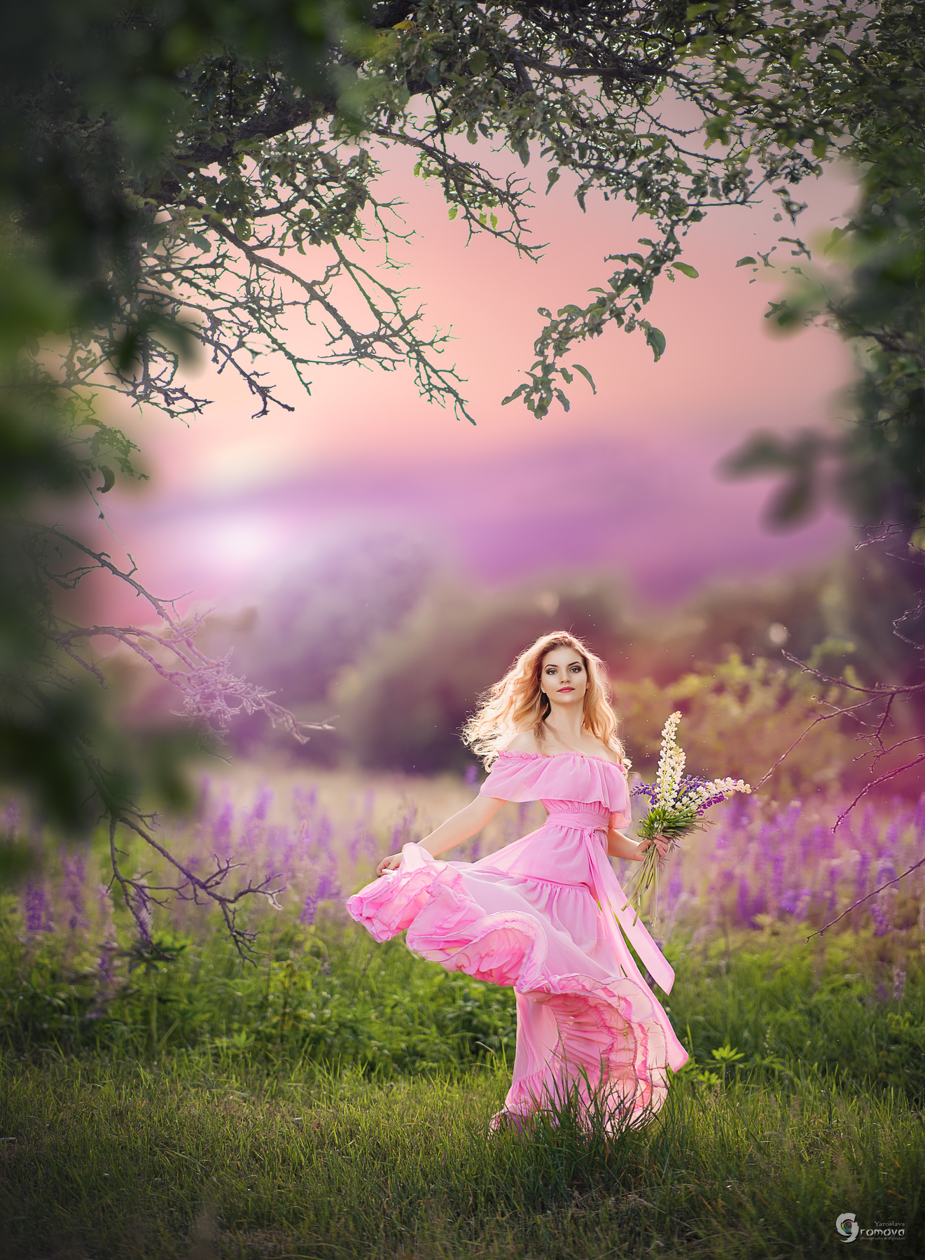 Фото Девушка в розовом платье с букетом люпинов, фотограф Ярослава Громова