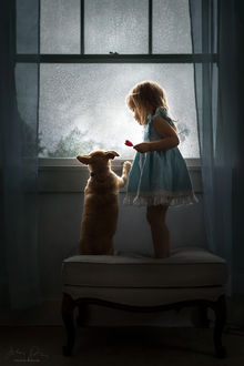 Фото Девочка стоит рядом с собачкой у окна, фотограф Jessica Drossin