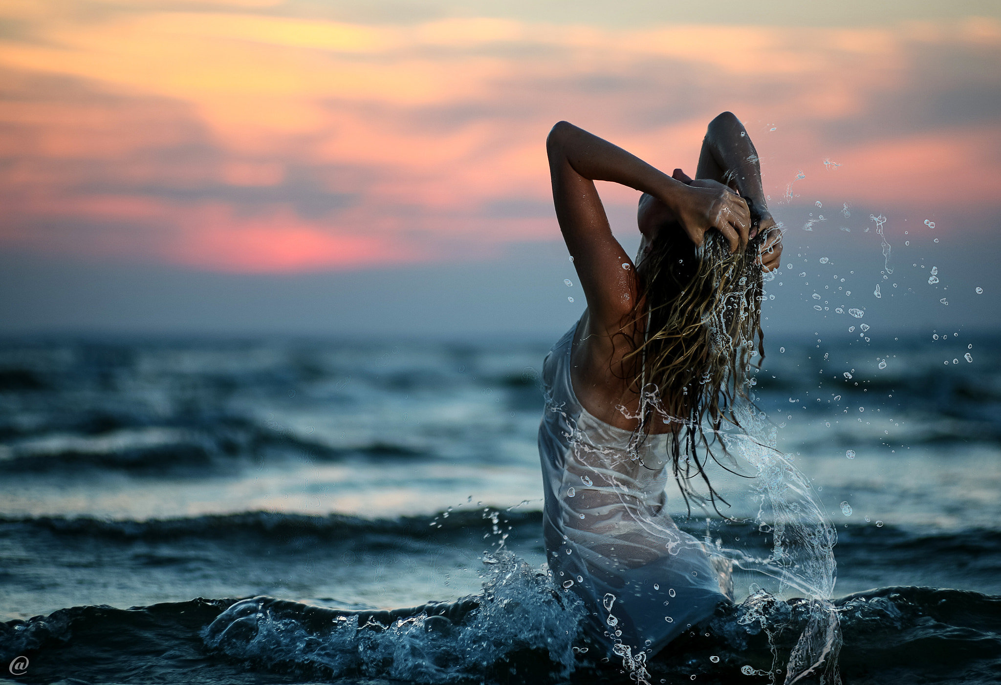 Фото Девушка в белом облегающем платье стоит в воде и держит руки на мокрых волосах, фотограф Andrey Sorokin