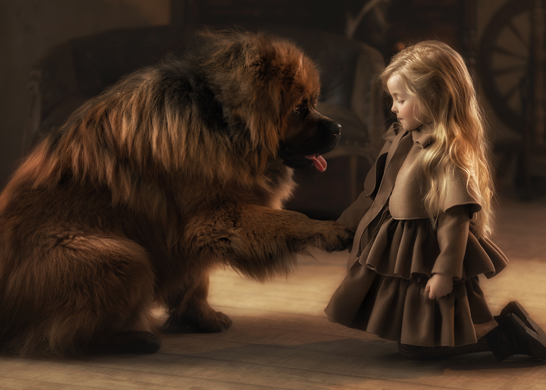 Фото Девочка держит собаку за лапу. Фотограф Мытник Валерия