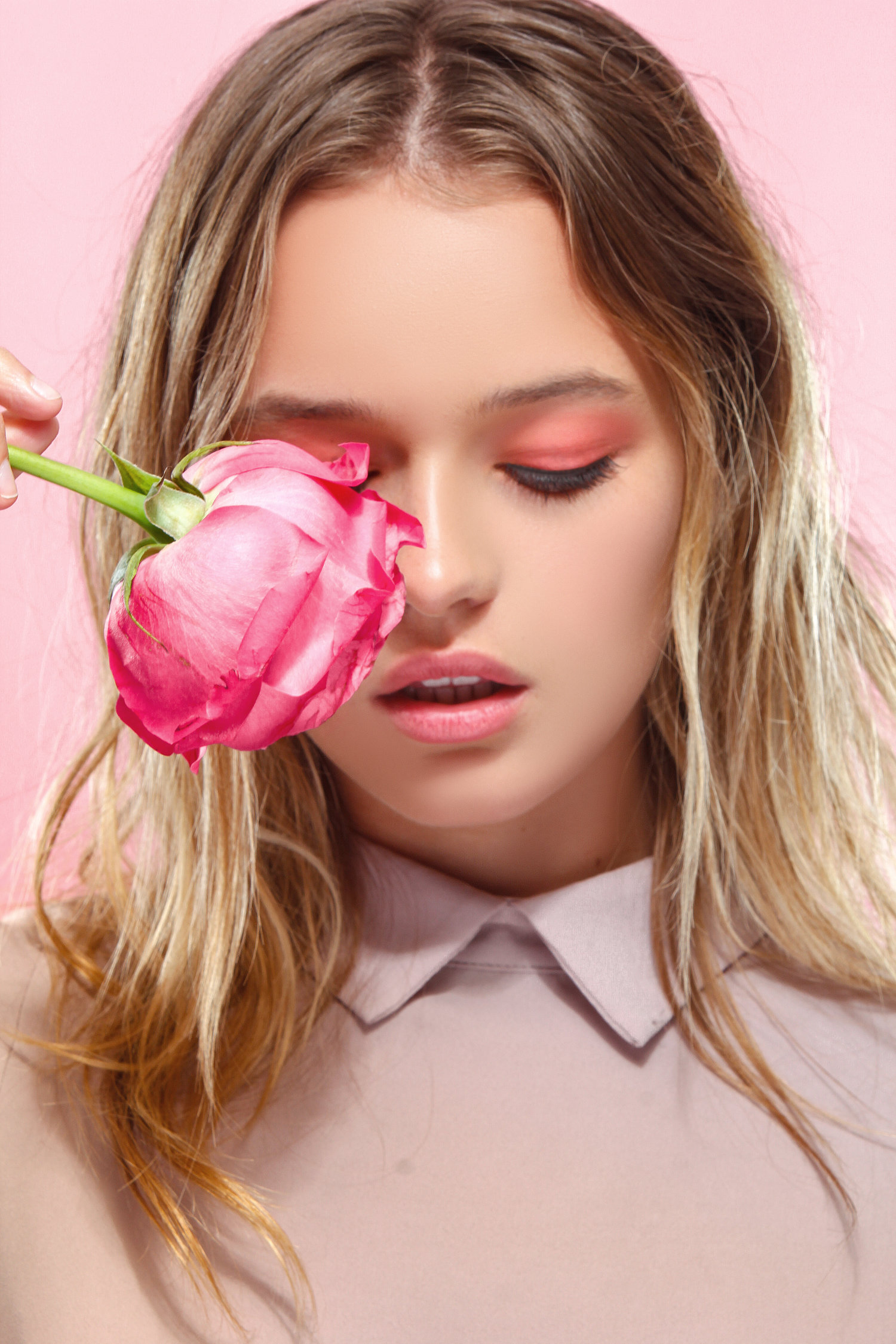 Фото Девушка с розовой розой, Фотограф Matthew Cooke