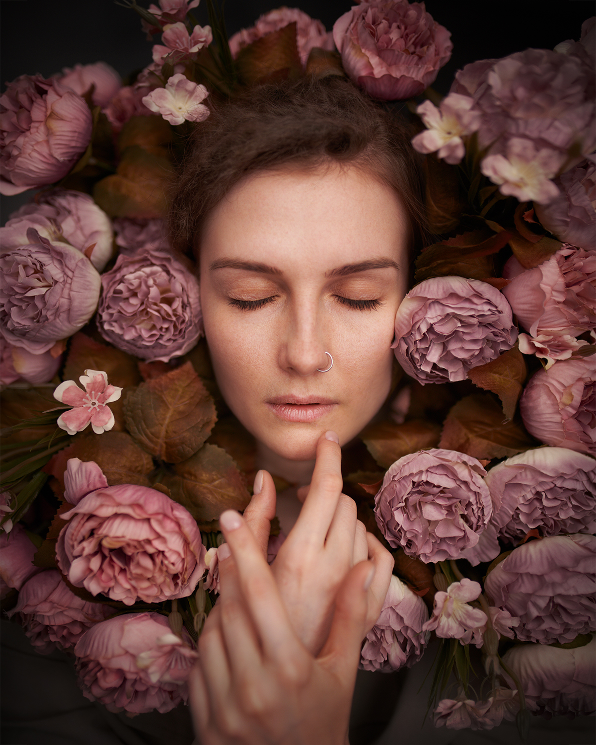 Фото Девушка Катя с закрытыми глазами в окружении цветов. Фотограф Рузина Тина