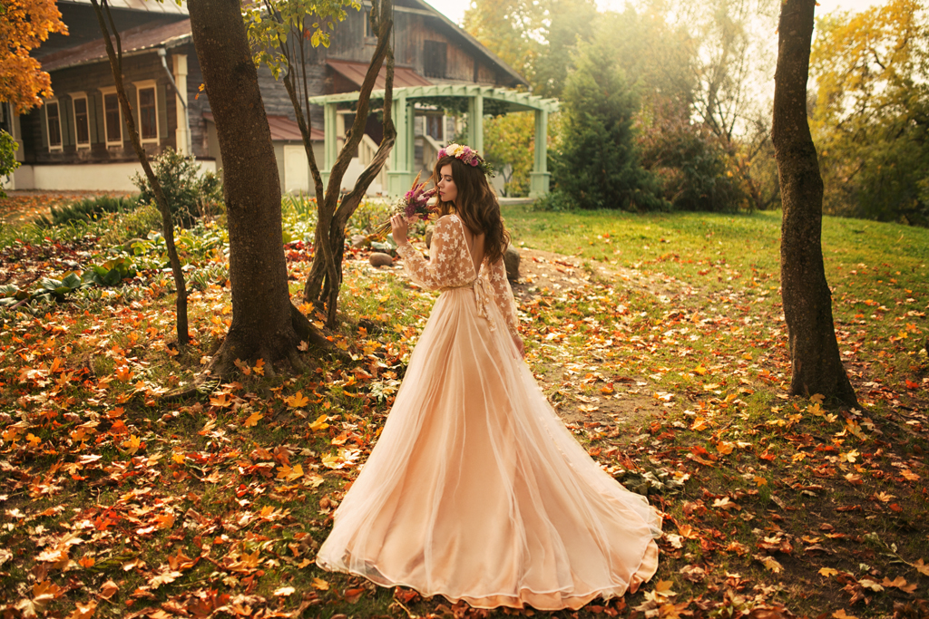 Фото Девушка в свадебном платье, с цветами в руке на природе. Фотограф Stas Pushkarev