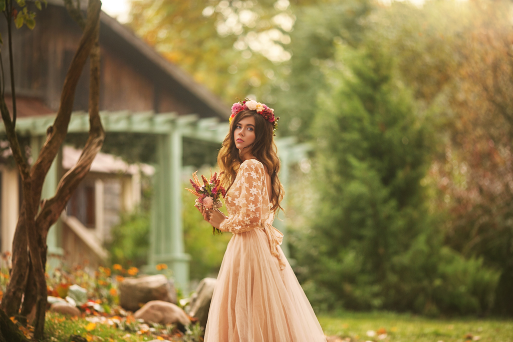 Фото Девушка в свадебном платье, с цветами в руке на природе. Фотограф Stas Pushkarev