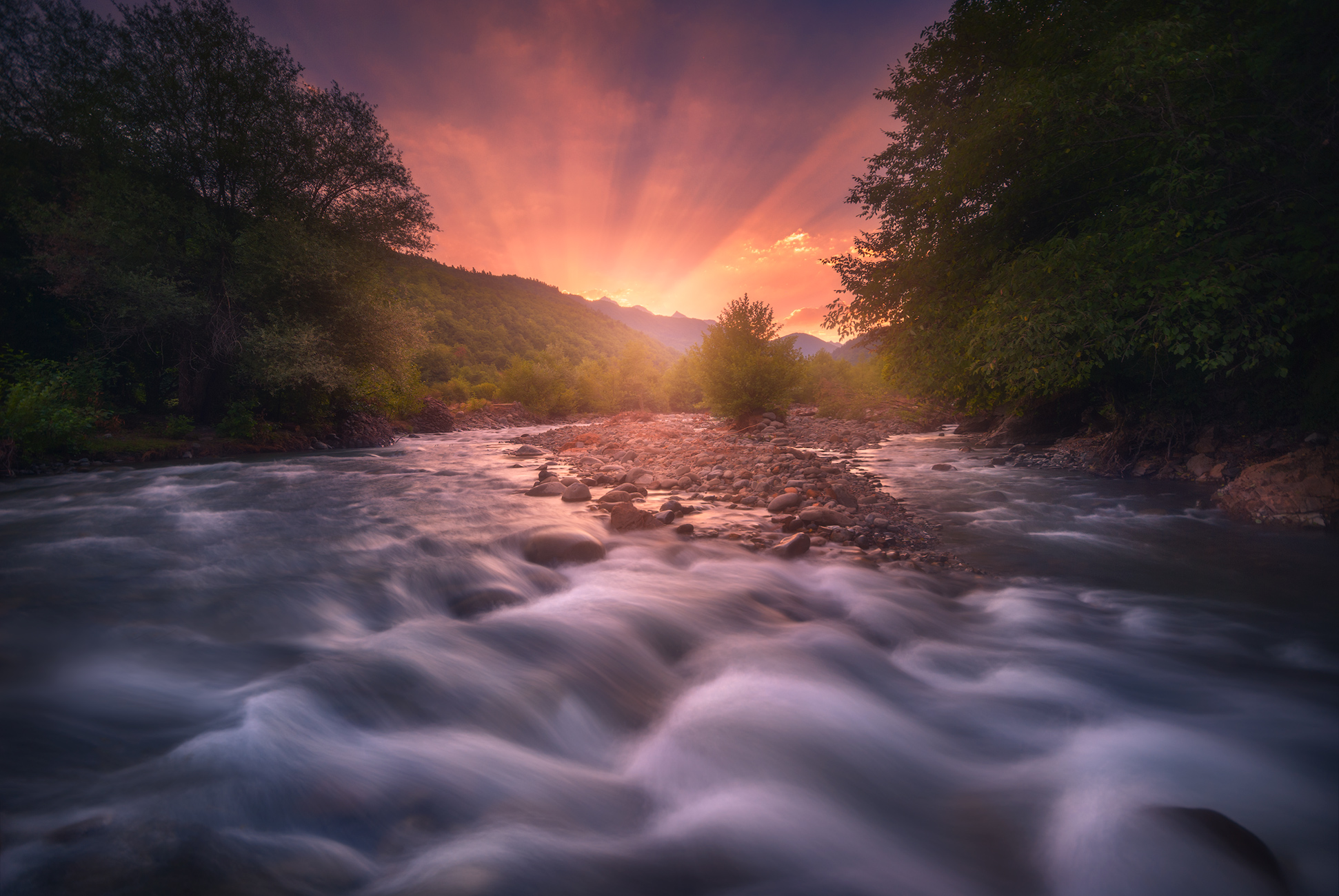 Фото Первые лучи солнца над бурлящей рекой. Фотограф sozel