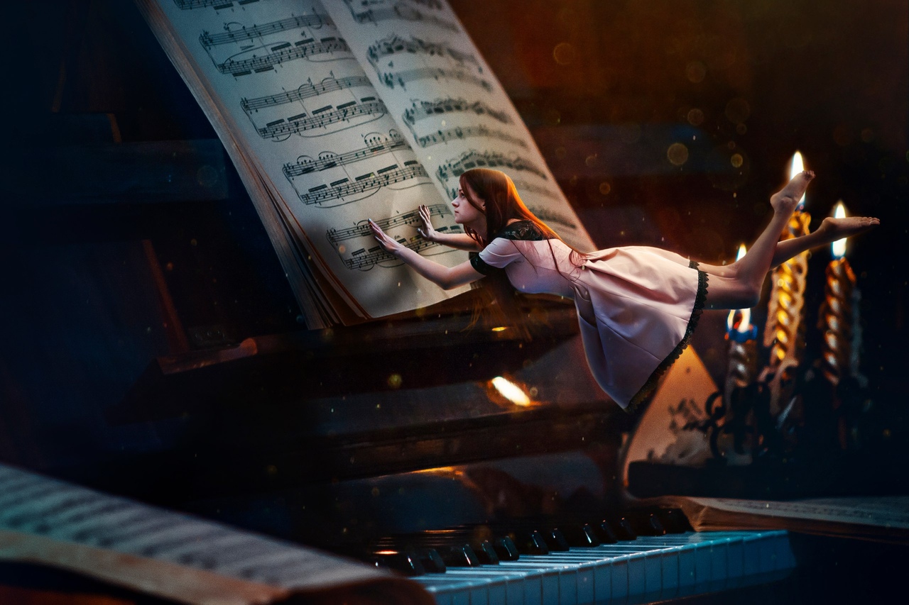 Фото Девушка парит у нот над клавишами пианино, фотограф Наталия Шугайло