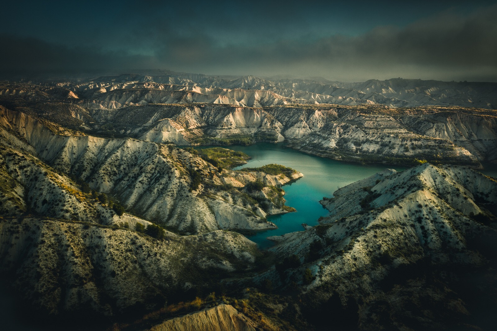 Фото Зеленое озеро окружено горами. Фотограф Tobias Hаgg