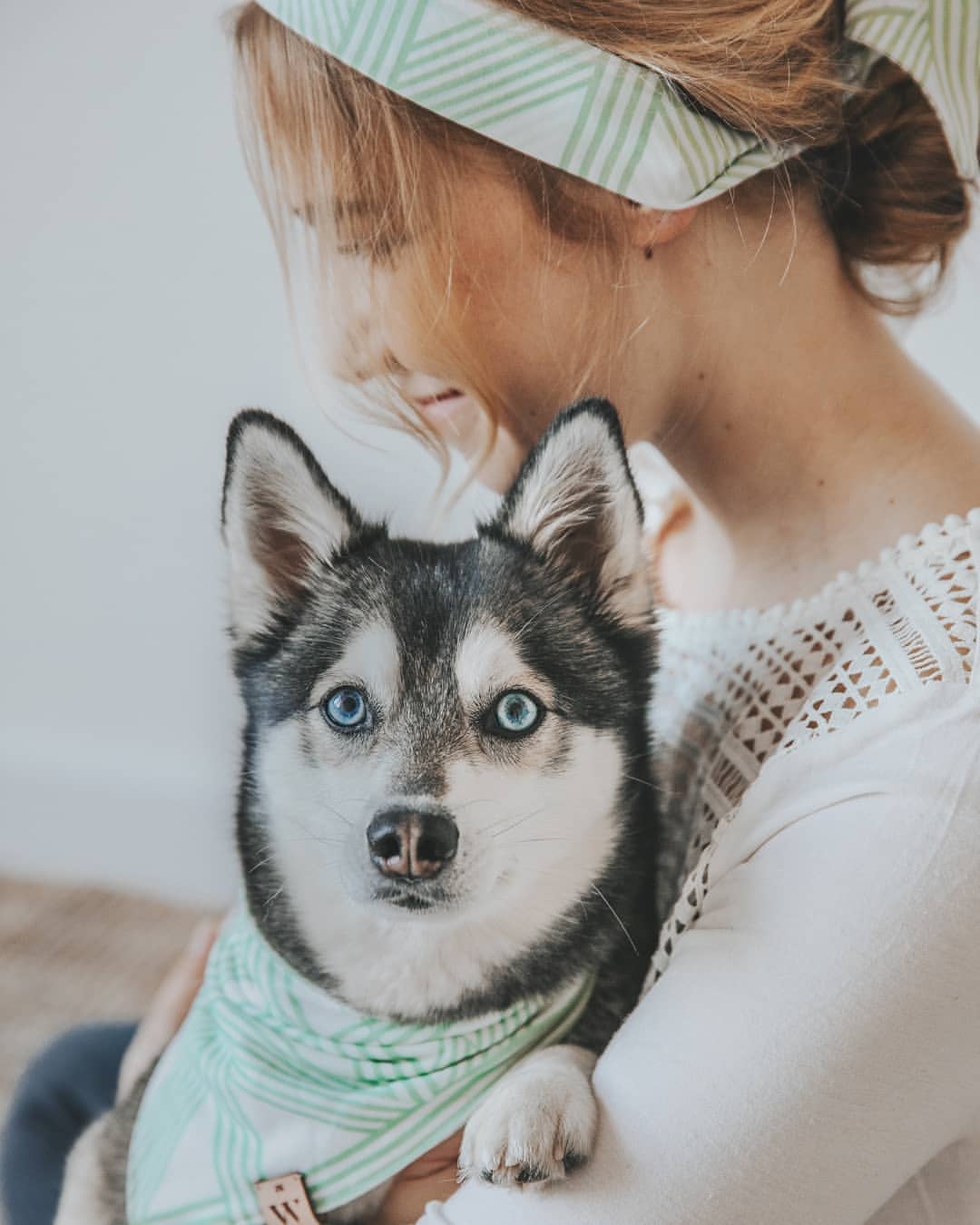 Фото Девушка с собакой породы хаски на руках, by myloveonpaws