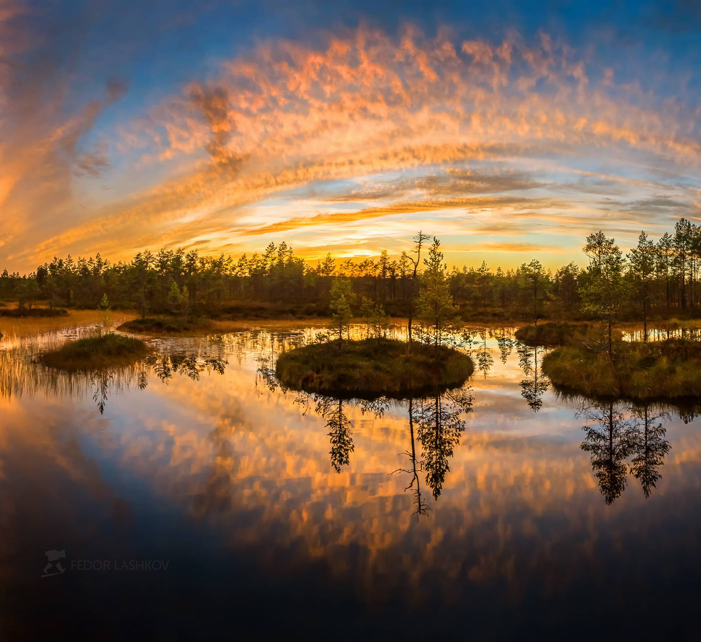 Отражение облаков в воде фото