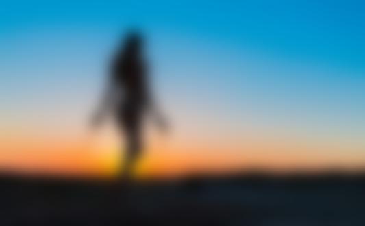 Фото Обнаженная девушка стоит на фоне заката, фотограф Альберт Лесной