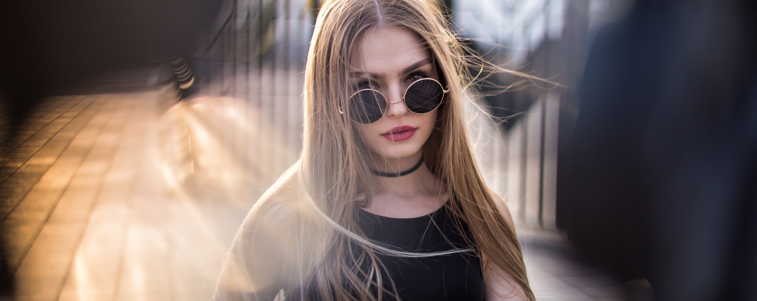 Фото Девушка в солнцезащитных очках