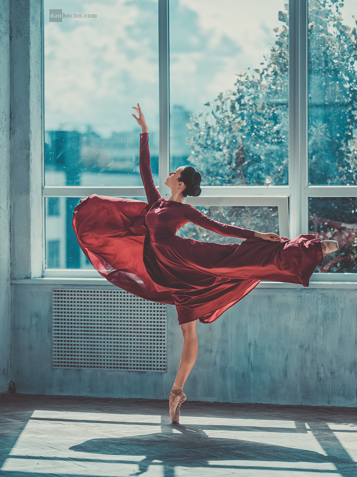Фото Девушка в красном платье в танце By Dan Hecho