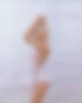 Фото Модель Катерина Ширяева стоит на фоне моря, фотограф Евгений Деменев