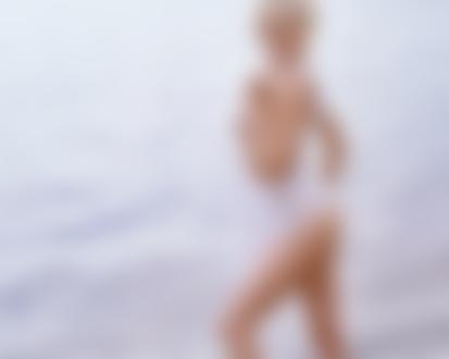 Фото Модель Катерина Ширяева стоит на фоне моря, фотограф Евгений Деменев