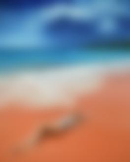 Фото Девушка в купальнике лежит на пляже, by umirskiba