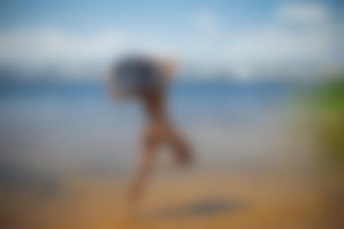 Фото Обнаженная девушка в шляпе у водоема, фотограф Леонид Мочульский