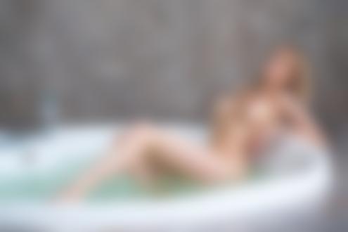 Фото Обнаженная девушка позирует в ванне с водой, фотограф Иван Лебедев