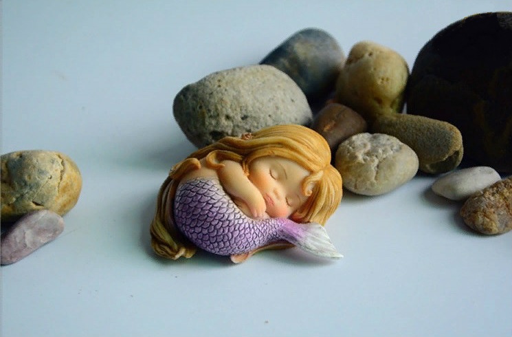Фото Спящая Русалочка возле камешков, игрушка для украшения домашнего аквариума